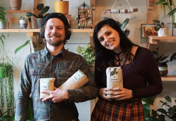 Monika a Jozef s vlastnymi substratmi z Kvetarne