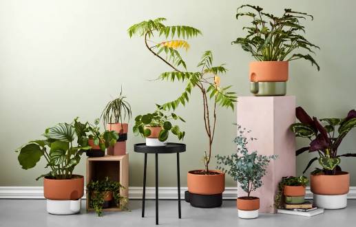 Moderne keramicke kvetinace v roznych velkostiach, idealne pre izbove rastliny.