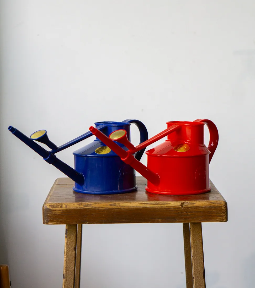 HAWS plastova krhla s kropitkom The Langley Sprinkler Red – 700 ml