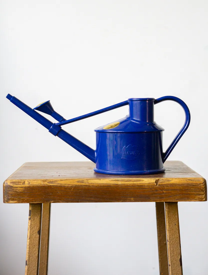 HAWS plastova krhla s kropitkom Langley Blue – 700 ml