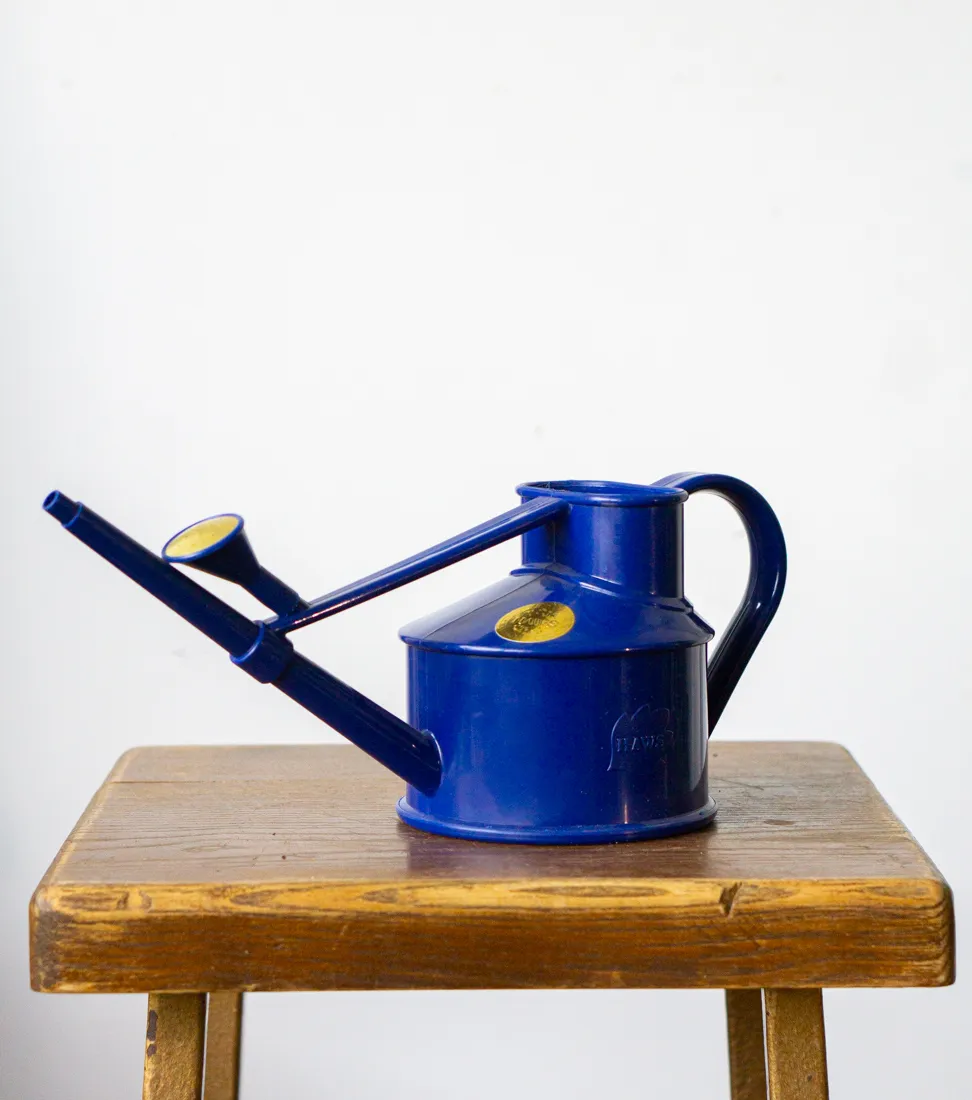 HAWS plastova krhla s kropitkom Langley Blue – 700 ml