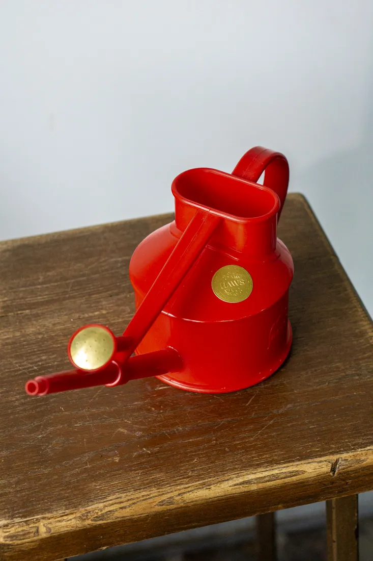 HAWS plastova krhla s kropitkom The Langley Sprinkler Red – 700 ml