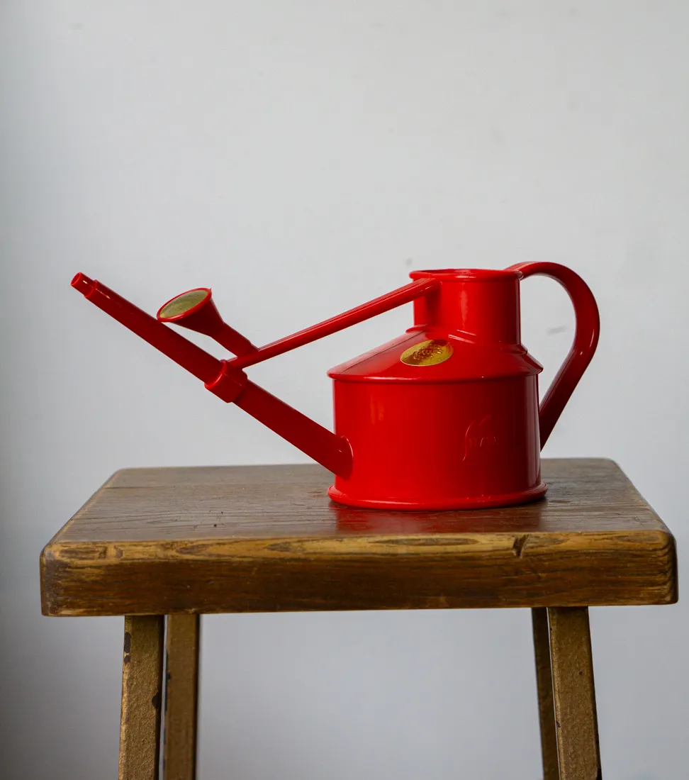 HAWS plastova krhla s kropitkom The Langley Sprinkler Red – 700 ml