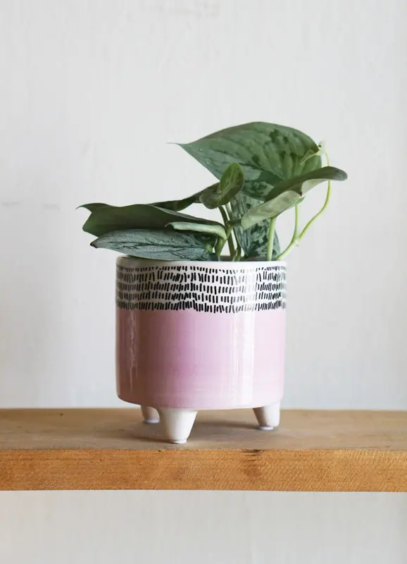 Keramicky kvetinacik na nozkach (Ruzovy)