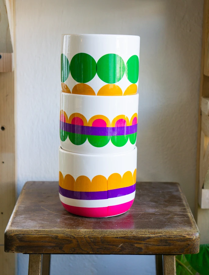 Keramicky kvetinac "Retro" (odrete kolena)